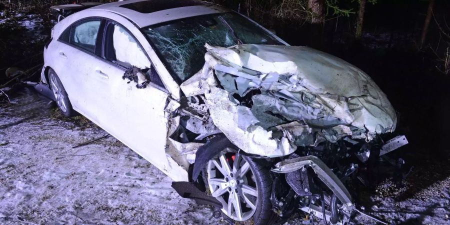 Der Autofahrer erlitt durch den Unfall schwere Verletzungen.