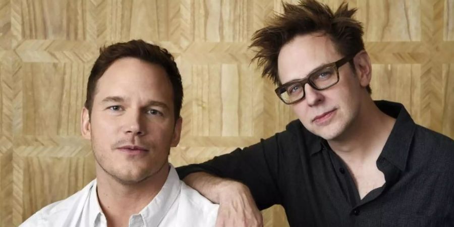 Vor und hinter der Kamera: Der US-Schauspieler Chris Pratt (l) mit dem US-Drehbuchautor und Regisseur von «Guardians of the Galaxy Vol. 2», James Gunn. Foto: Chris Pizzello/Invision/AP/dpa