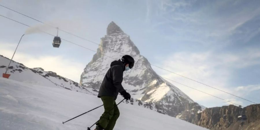 Ein Skifahrer in der Schweiz