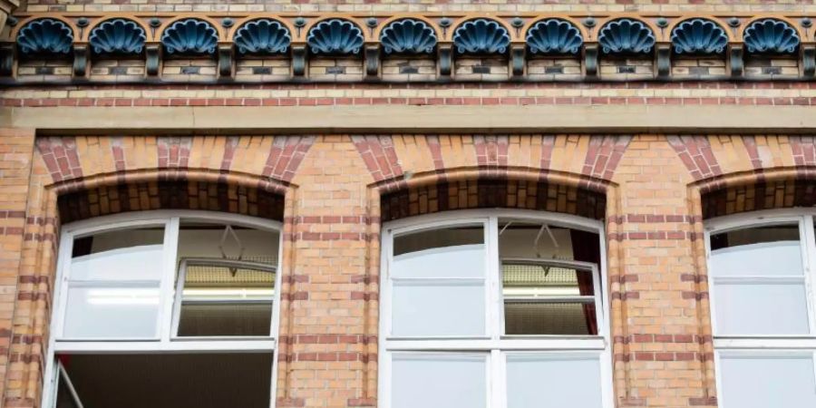 Fenster einer Schule sind zum Lüften geöffnet. Foto: Christoph Schmidt/dpa