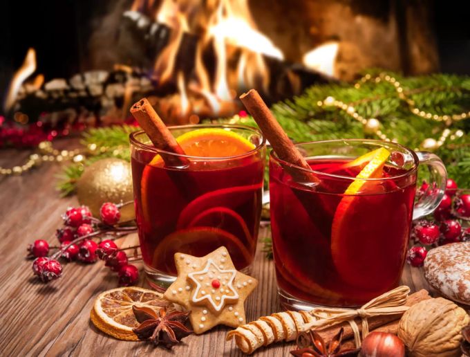 Für den klassichen Glühwein wird trockener Rotwein benötigt. Glühwein mit Orangenscheiben.