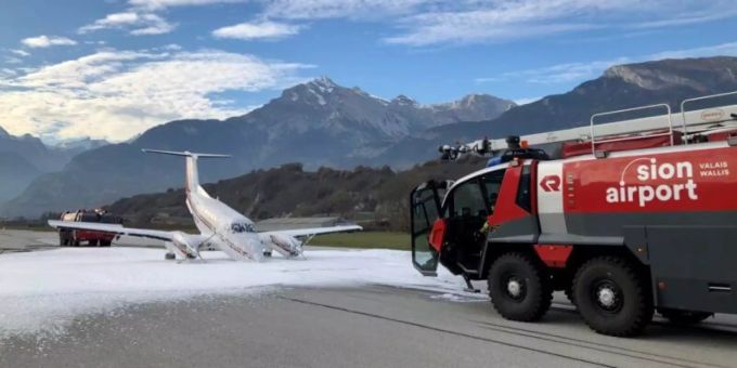 Die beiden Piloten blieben unverletzt. flugzeug