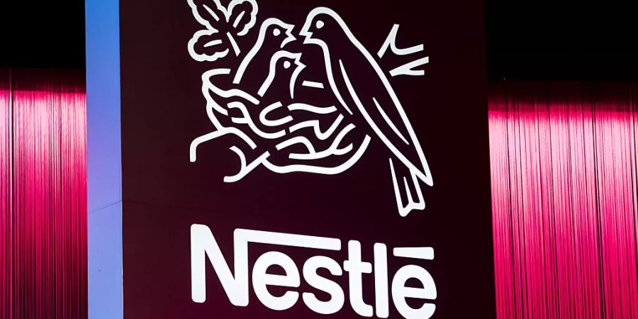 Der Nahrungsmittelriese Nestlé steht laut Insidern vor einem milliardenschweren Verkauf des nordamerikanischen Wassergeschäfts. (Archivbild)