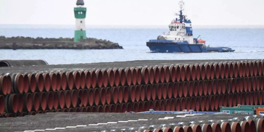 Rohre für den Bau der Erdgaspipeline Nord Stream 2 von Russland nach Deutschland werden im Hafen Mukran auf der Insel Rügen gelagert. Foto: Stefan Sauer/dpa-Zentralbild/dpa