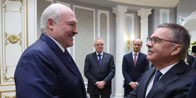 Alexander Lukaschenko (l), Präsident von Belarus, begrüsst René Fasel, Präsidenten des Internationalen Eishockeyverbandes IIHF. Lettland