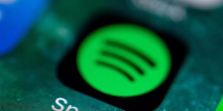 Die Zahl der Abo-Kunden bei Spotify stieg binnen drei Monaten von 144 auf 155 Millionen. Foto: Fabian Sommer/dpa