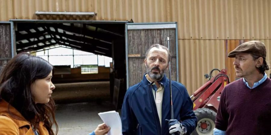 Lisa (Anna Fischer) hat Handzettel von der unbekannten Toten gemacht und befragt auch Paul Geller (Robert Schupp, M.) und Jörg Waibel (Thomas Schmauser). Foto: Daniel Schmid/SWR/ARD/dpa