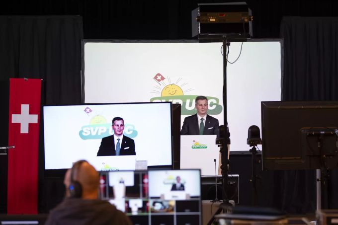 Die SVP um Parteipräsident Marco Chiesa fordert eine Rückkehr zur Normalität. Läden und Restaurants sollen unter Einhaltung von Schutzkonzepten sofort wieder geöffnet werden. SVP Marco Chiesa Coronavirus
