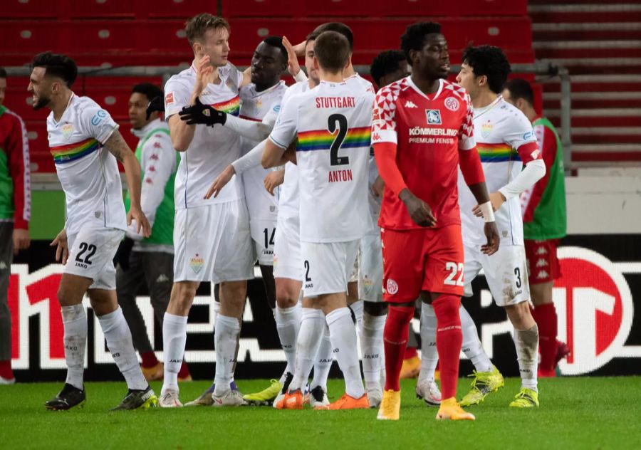 Grosser Jubel beim VfB Stuttgart nach dem ersten Saison-Heimsieg in der Bundesliga.