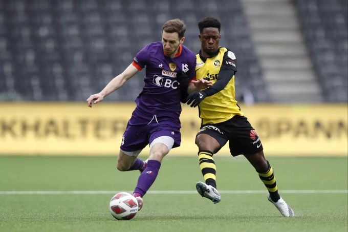 YBs Felix Mambimbi (r.) und Lausannes Nikola Boranijasevic (l.) kämpfen um den Ball. YB