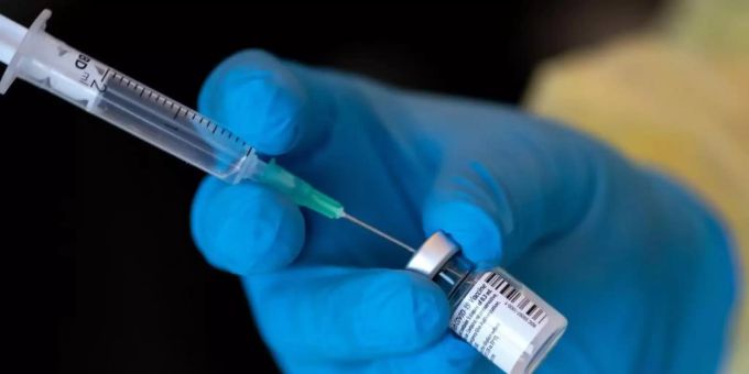 Eine Mitarbeiterin vom Bayerischen Roten Kreuz mit dem Impfstoff von Biontech/Pfizer gegen das Coronavirus SARS-CoV-2. Biontech