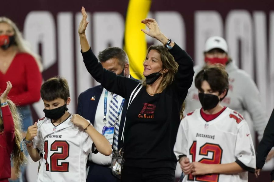 Ehefrau Gisele Bündchen ist im Stadion.