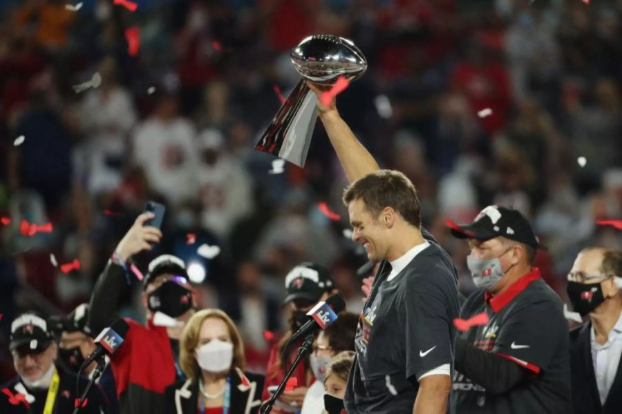 Tom Brady hält die Trophäe des Super Bowls in die Höhe.