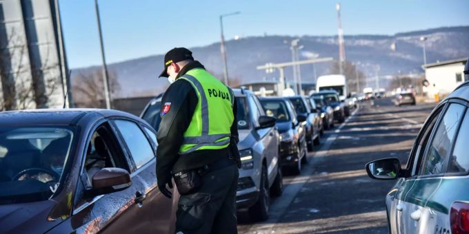 Ein Polizist kontrolliert Fahrzeuge. (Symbolbild) Coronavirus - Slowakei