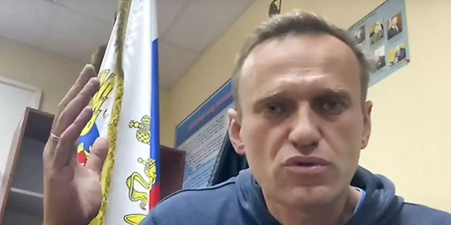 HANDOUT - Das Videostandbild des Youtube-Kananals «Navalny Life» zeigt Kremlkritiker Alexej Nawalny, wie er in einer Polizeistation in Chimki im Moskauer Gebiet auf eine Gerichtsverhandlung wartet. Foto: --/Navalny Life/AP/dpa - ACHTUNG: Nur zur redaktionellen Verwendung im Zusammenhang mit der aktuellen Berichterstattung und nur mit vollständiger Nennung des vorstehenden Credits