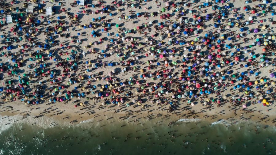 Strandbesucher drängen sich am 17. Januar 2021 am Ipanema Beach in Rio de Janeiro.