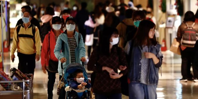 Menschen in einem Shopping-Center in Taipeh, der Hauptstadt von Taiwan. taiwan coronavirus maske laden