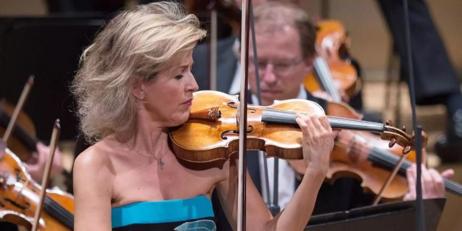 Die deutsche Violinistin Anne-Sophie Mutter will im Hamburger Michel auftreten und Spenden sammeln. Foto: Arno Burgi/dpa-Zentralbild/dpa