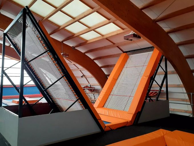 Die Trampoline präsentieren sich längst nicht nur normal im Boden verankert. Jumpfactory Wohlen