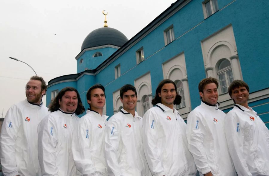 Das Schweizer Team mit Roger Federer (3.v.r.) und Peter Carter (r.).