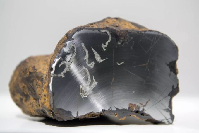 Ein Meteorit kann bis zu 1000 Dollar pro Gramm Gestein einbringen. meteorit