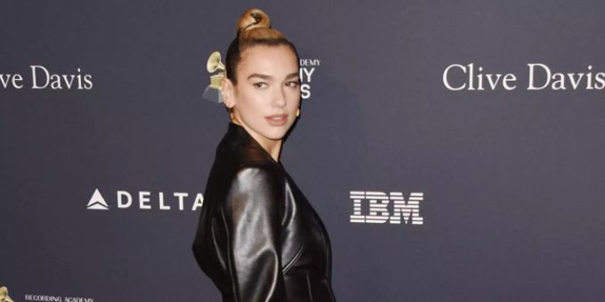 Dua Lipa kündigt FKA Twigs als Gastaufritt an. dua lipa