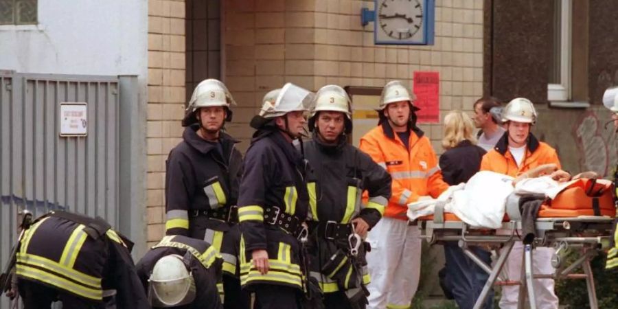 Das Archivbild zeigt Rettungskräfte bei der Versorgung von Verletzten vor dem S-Bahnhof Wehrhahn im Juli 2000. Foto: Christian Ohlig/dpa