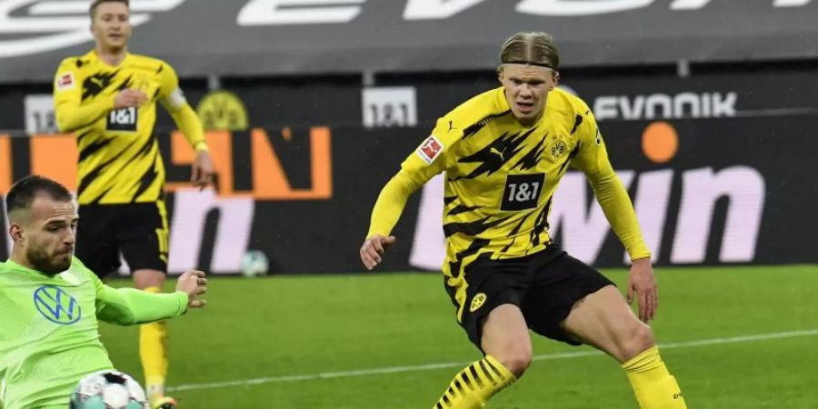BVB-Stürmer Erling Haaland (r) kam gegen Wolfsburg wieder zum Einsatz. Foto: Martin Meissner/Pool AP/dpa