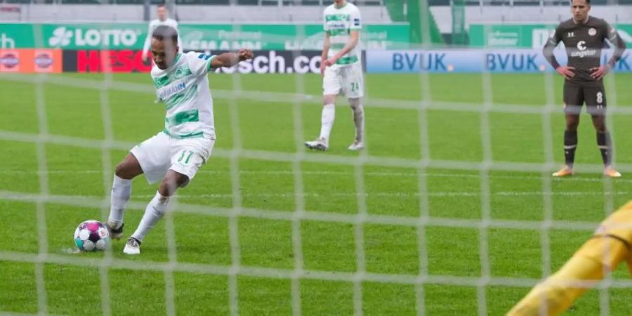 Der Fürther Julian Green trifft per Elfmeter zum 1:0. Foto: Timm Schamberger/dpa
