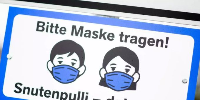 «Bitte Maske tragen! Snutenpulli - dat mutt!»: Hinweisschild im niedersächsischen Dangast. Foto: Hauke-Christian Dittrich/dpa «Bitte Maske tragen! Snutenpulli - dat mutt!»: Hinweisschild im niedersächsischen Dangast. Foto: Hauke-Christian Dittrich/dpa