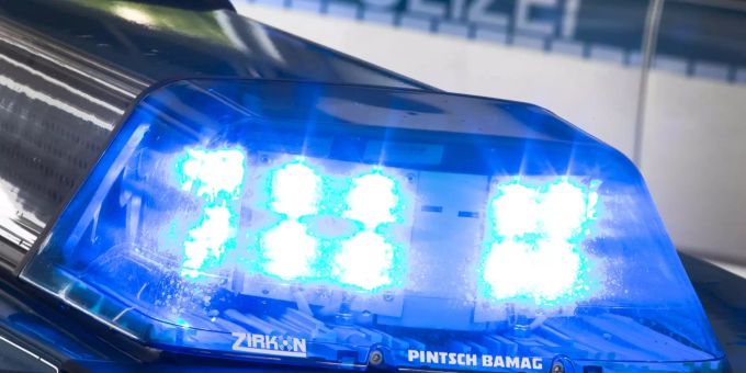 Ein Blaulicht leuchtet am auf dem Dach eines Polizeiwagens. (Symbolbild) köln sklavin