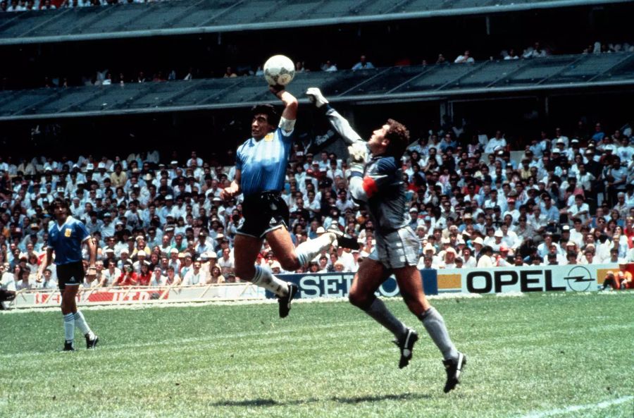 WM 1986: Maradona boxt den Ball gegen England ins Tor.