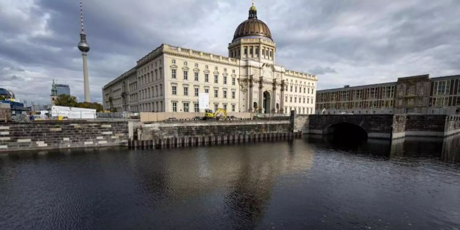 Die Fassade des Humboldt Forum ist weitgehend nach historischem Vorbild rekonstruiert. Foto: Fabian Sommer/dpa