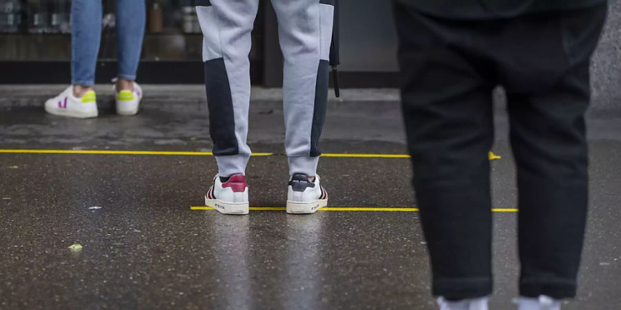 Zum Schutz vor einer Ansteckung mit dem Coronavirus gilt es unter anderem die Abstandsregeln einzuhalten. Am Donnerstag meldete das BAG 6924 Neuinfektionen innert 24 Stunden. (Archivbild)