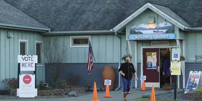 Eine Wählerin verlässt am 3. November ein Wahllokal in Homer, Alaska. Alaska US-Wahlen Donald Trump