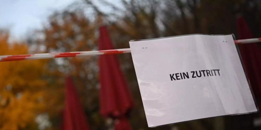 Im Teil-Lockdown dürfen Cafés und Restaurants nur ausser Haus Getränke und Essen anbieten. Foto: Britta Pedersen/dpa-Zentralbild/dpa