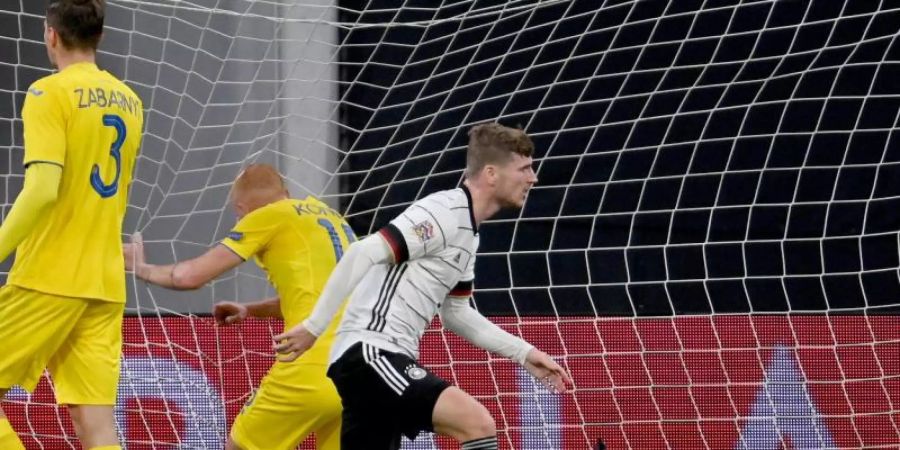 Timo Werner (r) brachte in seiner alten Heimat das DFB-Team 2:1 in Führung. Foto: Robert Michael/dpa-Zentralbild/dpa