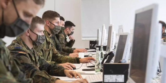 Soldaten der Bundeswehr helfen der Region Hannover bei der Nachverfolgung von Infektionsketten von dem Coronavirus. Foto: Julian Stratenschulte/dpa corona impfung