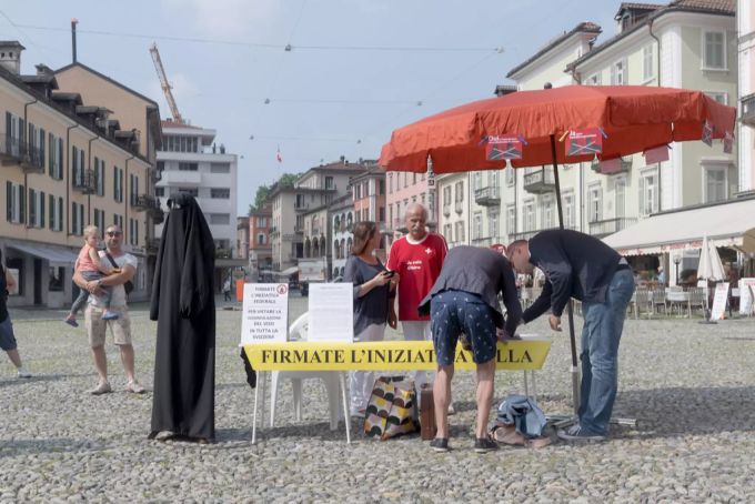 Das Tessin kennt bereits ein kantonales Verhüllungsverbot. Giorgo Ghiringhelli (Mitte) war Initiant des Tessiner Burkaverbots und sammelte Unterschriften für die nationale Initiative. verhüllungsverbot burkaverbot tessin