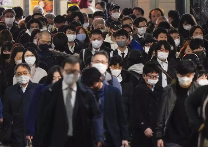 Die Menschen in Japan schützen sich mit Atemmasken vor Krankheitserregern wie dem Coronavirus. Menschen mit Maske in Japan.