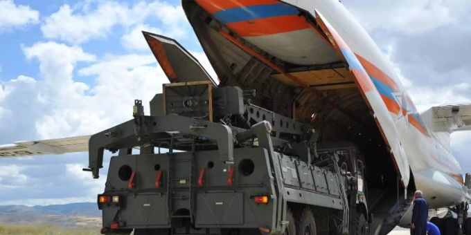 Teile des Raketenabwehrsystems S-400 aus Russland werden auf dem Luftwaffenstützpunkt Mürted aus einer russischen Antonow entladen. raketen