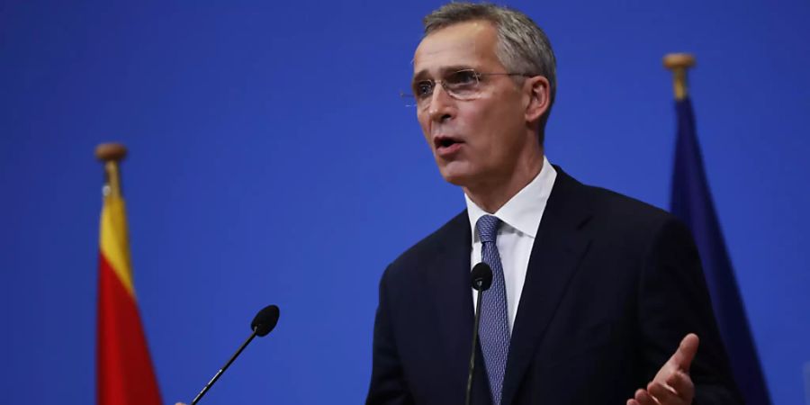 Jens Stoltenberg, Nato-Generalsekretär,  spricht während einer gemeinsamen Pressekonferenz mit dem montenegrinischen Premierminister Krivokapic im Nato-Hauptquartier. Foto: Francisco Seco/AP Pool/dpa