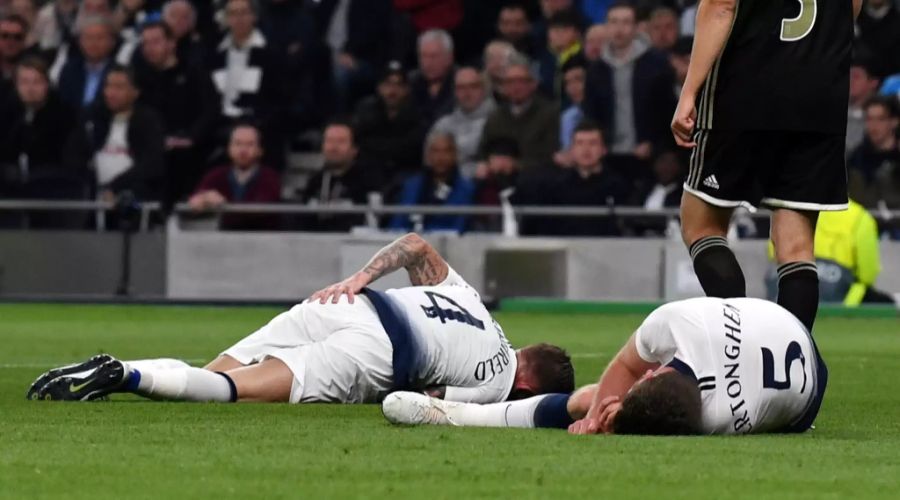 Die beiden Spieler liegen mit Beschwerden am Boden.