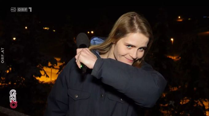Hazel Brugger nimmt die Schweiz aufs Korn. hazel brugger