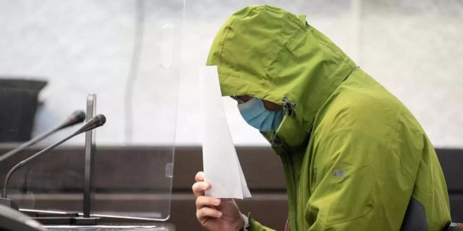 Der Angeklagte sitzt zu Beginn des Prozesses in einem Saal des Stuttgarter Landgerichts. Foto: Sebastian Gollnow/dpa