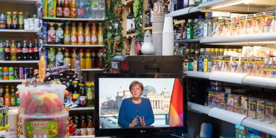 Die TV-Ansprache der Bundeskanzlerin im März 2020 in einem Spätkauf in Berlin. Foto: Christophe Gateau/dpa