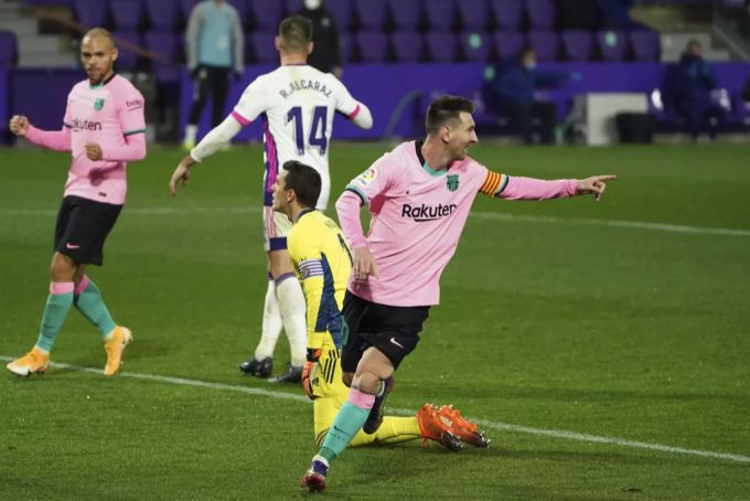 Lionel Messi stellt Pelés Rekord von 643 Tore ein. Lionel Messi