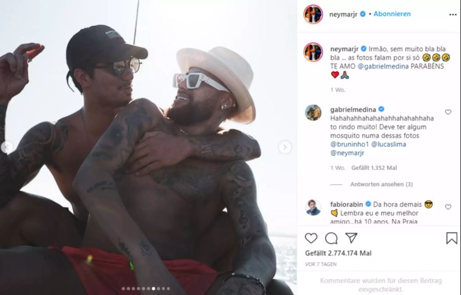 Hier ist er mit Surfer-Kollege Gabriel Medina auf der Yacht.