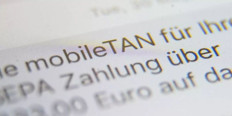 Eine SMS, in der eine sogenannte mobileTAN zur Verifikation von Banküberweisungen angezeigt wird, wird auf dem Display eines Handys angezeigt. Foto: picture alliance / Lino Mirgeler/dpa