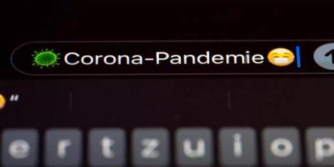 «Corona-Pandemie» steht auf dem Display eines Mobiltelefons. Corona pandemie
